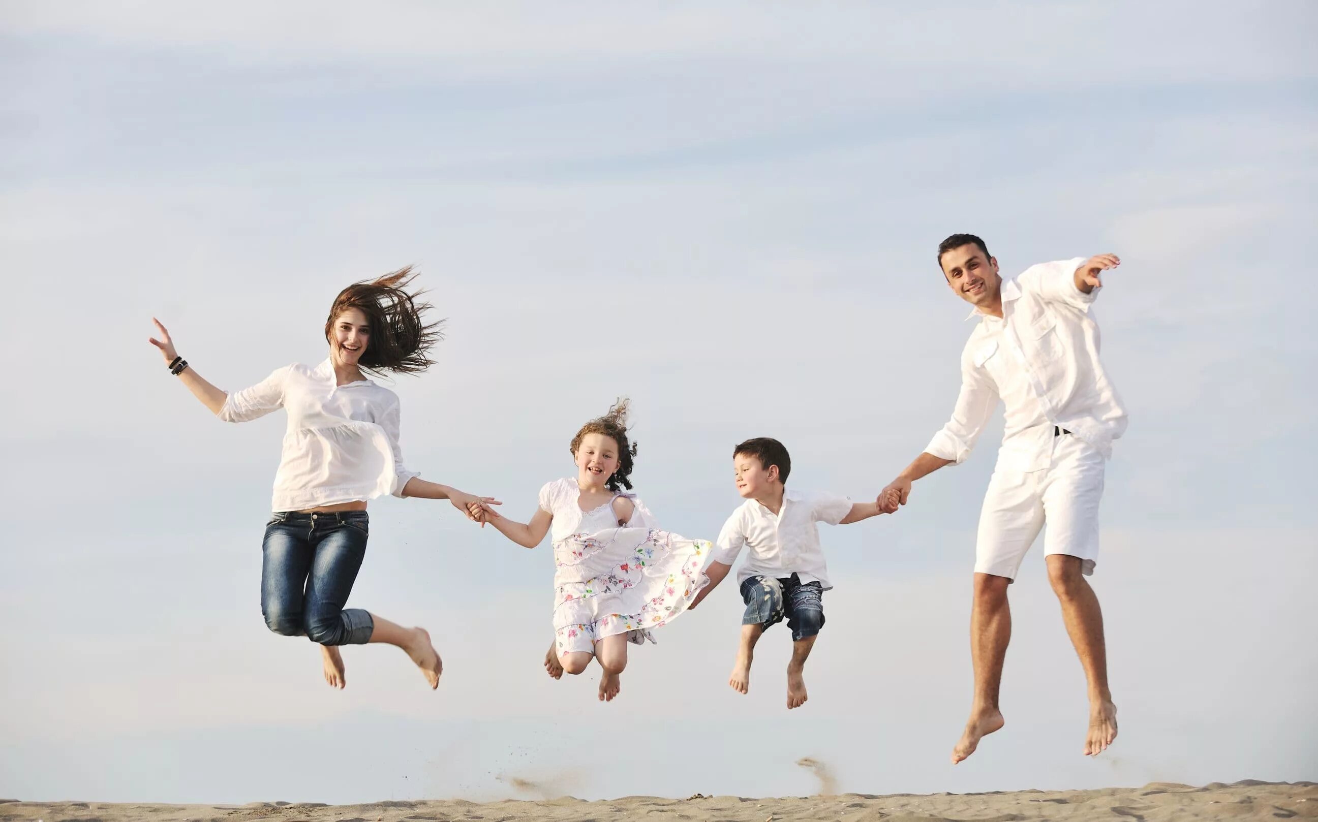 Семейные удовольствия. Счастливая семья. Семья это счастье. Счастливые дети в прыжке. Радостная семья.