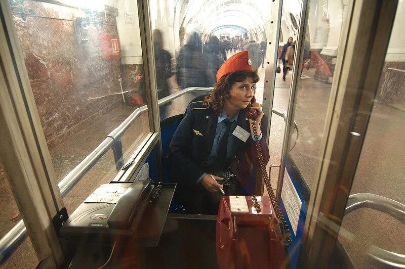 Работа оператор метро. Дежурный по станции метрополитена. Сотрудники магазина. Работники метрополитена. Дежурный поста централизации метрополитена.