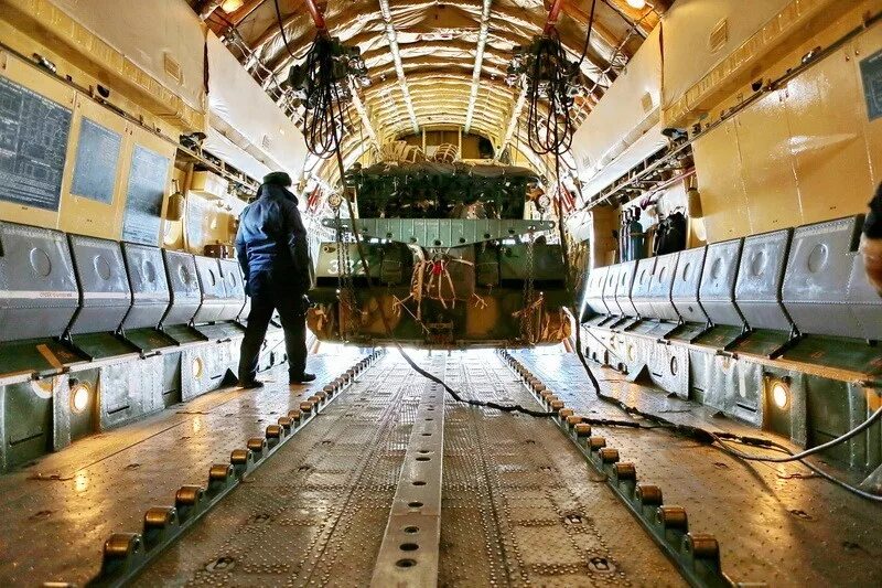 Ил-76 военно-транспортный изнутри. Ил 76 внутри. Грузовая кабина ил-76. Ил 76 внутри. Ил 76 салон.