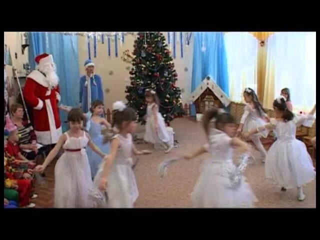 Птицы белые танец в детском саду. Серебристые снежинки танец в детском саду. Свадебный танец в ДОУ. Танец серебристые снежинки в детском саду берёзка. Дети танцуют в ДОУ про зиму.