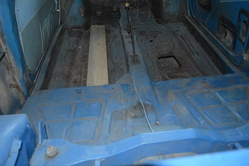 Пол запорожца. Отверстие для рыбалки в запорожце. Люк в полу запорожца. Пол запорожца. Лючок для зимней рыбалки в запорожце.