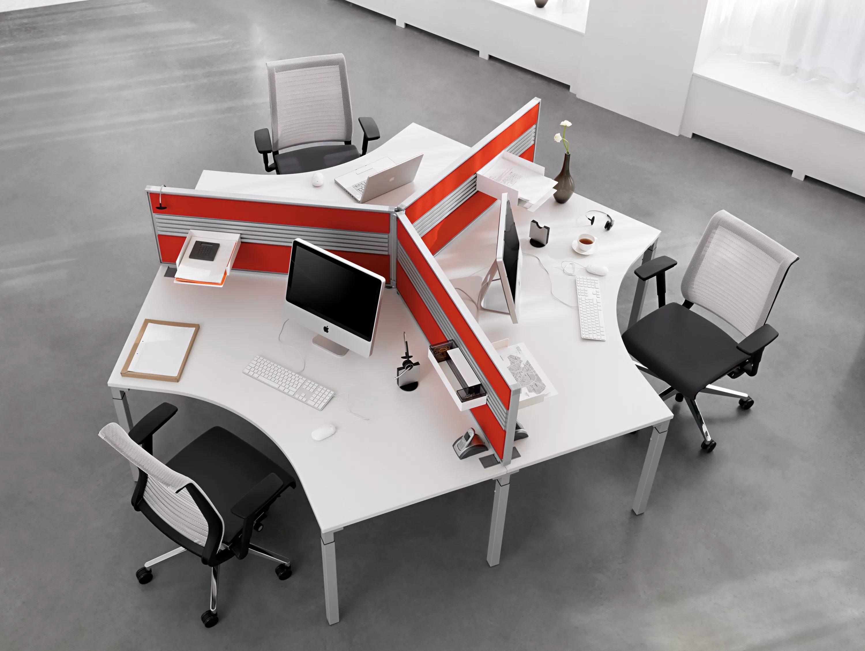 Стол Steelcase. Офисные столы с перегородками. Сдвоенные столы офисные. Стол с экраном в офис.