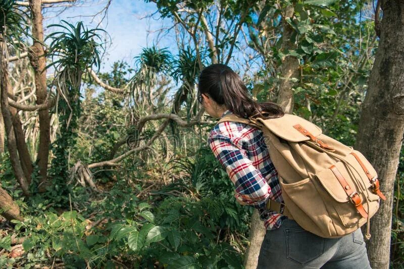 Женщина с рюкзаком джунгли. Исследователь джунглей. Исследователь джунглей девушка. Девушка исследователь в джунглях образ для фотосессии.