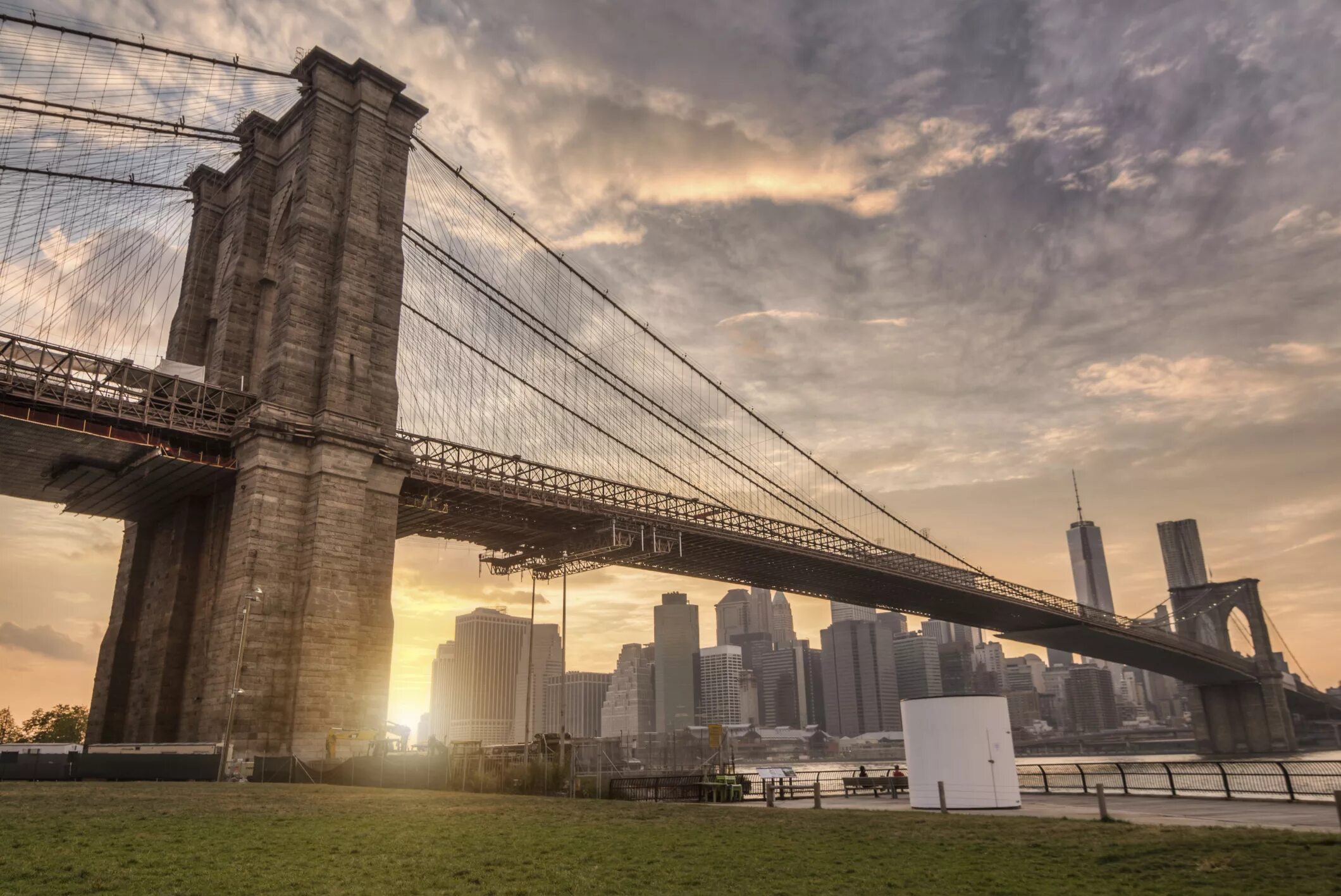 Бруклин мост. Бруклинский мост Нью-Йорк. Висячий Бруклинский мост. Мост Нью-Йорк Бруклинский 2013. Бруклинский мост Манхеттен в Нью-Йорке.