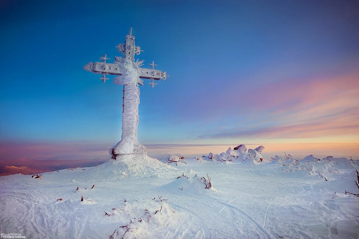 Крест шерегеш. Поклонный крест в шерегеше. Поклонный крест шерегеш. Поклонный крест шерегеш. Крест на горе курган в шерегеше.