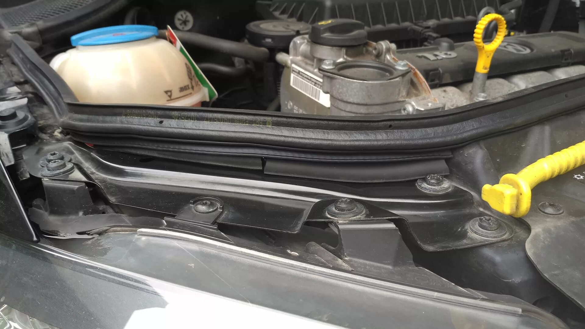 Уплотнитель капота cs55 plus. Уплотнители капота volkswagen polo. vw bora уплотнитель капота. уплотнитель под капот поло седан.