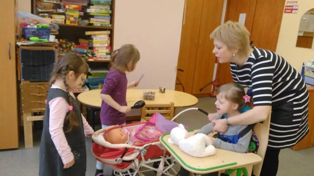 дети с тмнр. способность к самообслуживанию детей. самообслуживание у детей дошкольного возраста. самообслуживание в детском саду. формирование навыков самообслуживания.