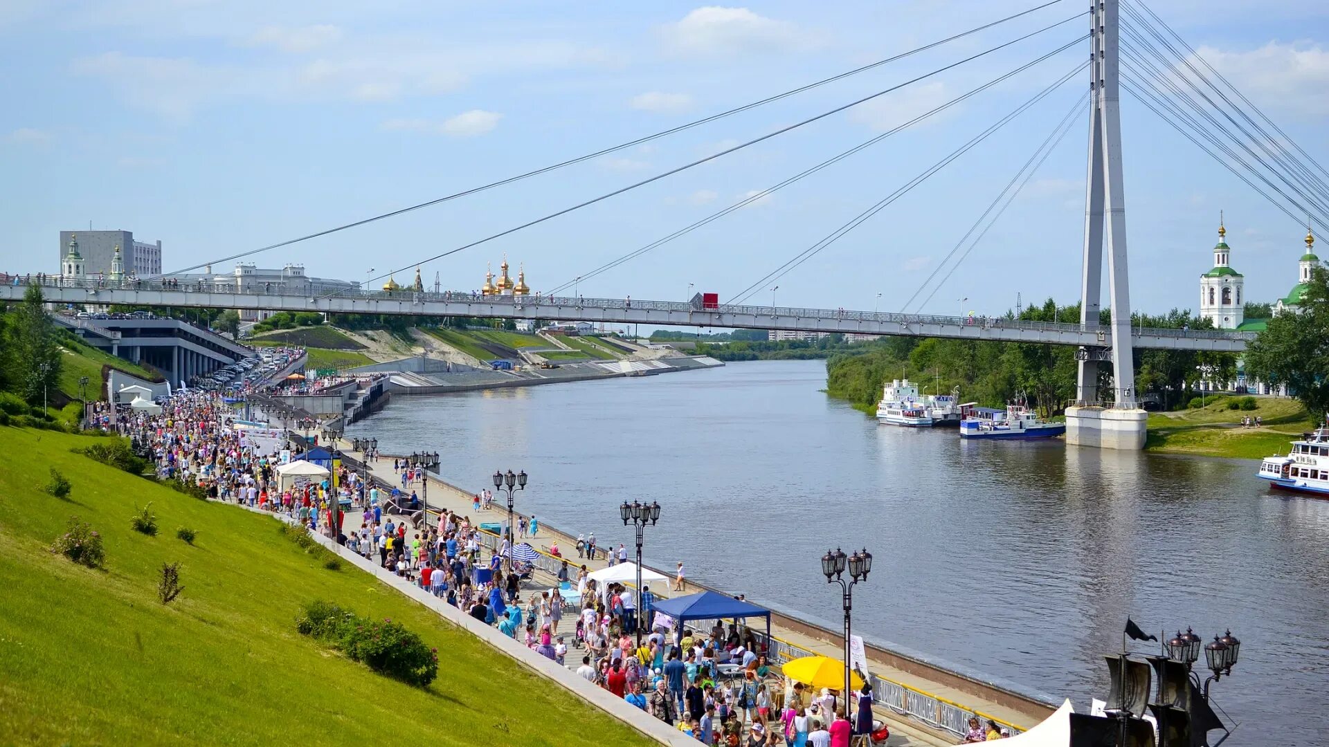 Россия тюмень каналы. Вантовый мост Тюмень. Тюмень набережная мост вантовый. Набережная Тюмень мост влюбленных. Тюменский пешеходный мост.