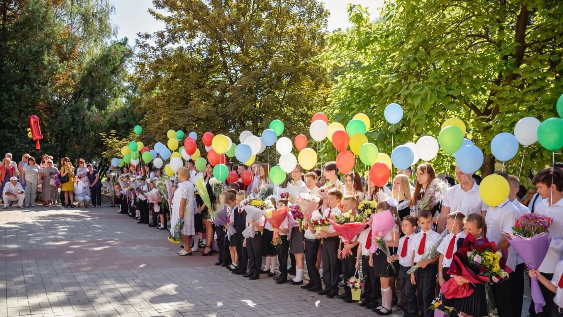 день знаний отметили в школах. современный первоклассник. школьники беларуси. школьная линейка 1 сентября. школьники на линейке.