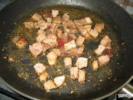 Свинина кусочками с картошкой на сковороде