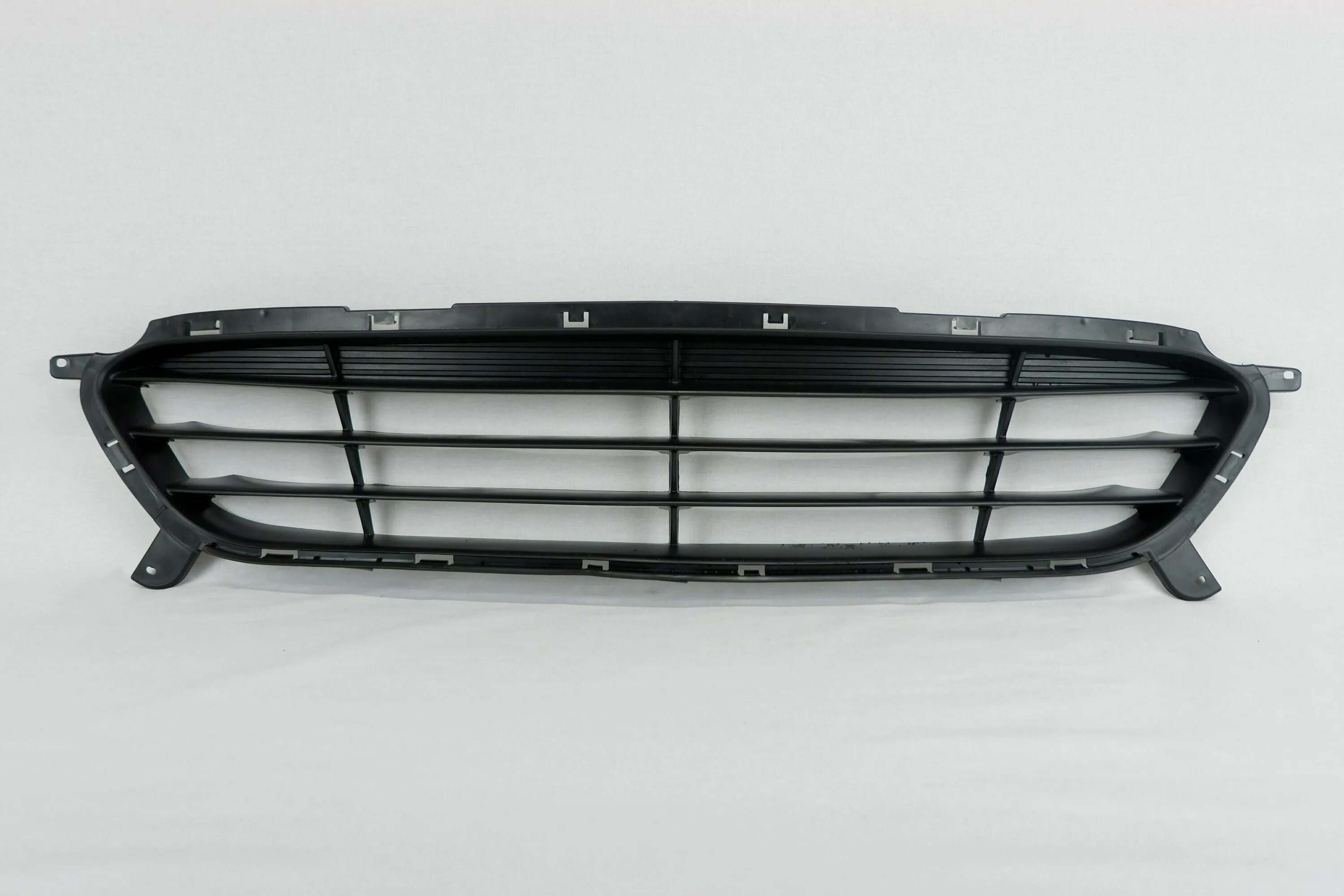 Hyundai solaris 2022 решетка радиатора. Решетка радиатора hyundai solaris 2015. Нижняя решетка бампера hyundai solaris 2022. Решетка хендай солярис 2013. Hyundai solaris 2021 хромированная решетка.