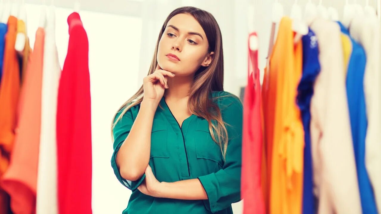 Человек выбирает одежду. Девушка выбирает платье. Покупатель выбирает косметику. Choose woman. Choose woman.