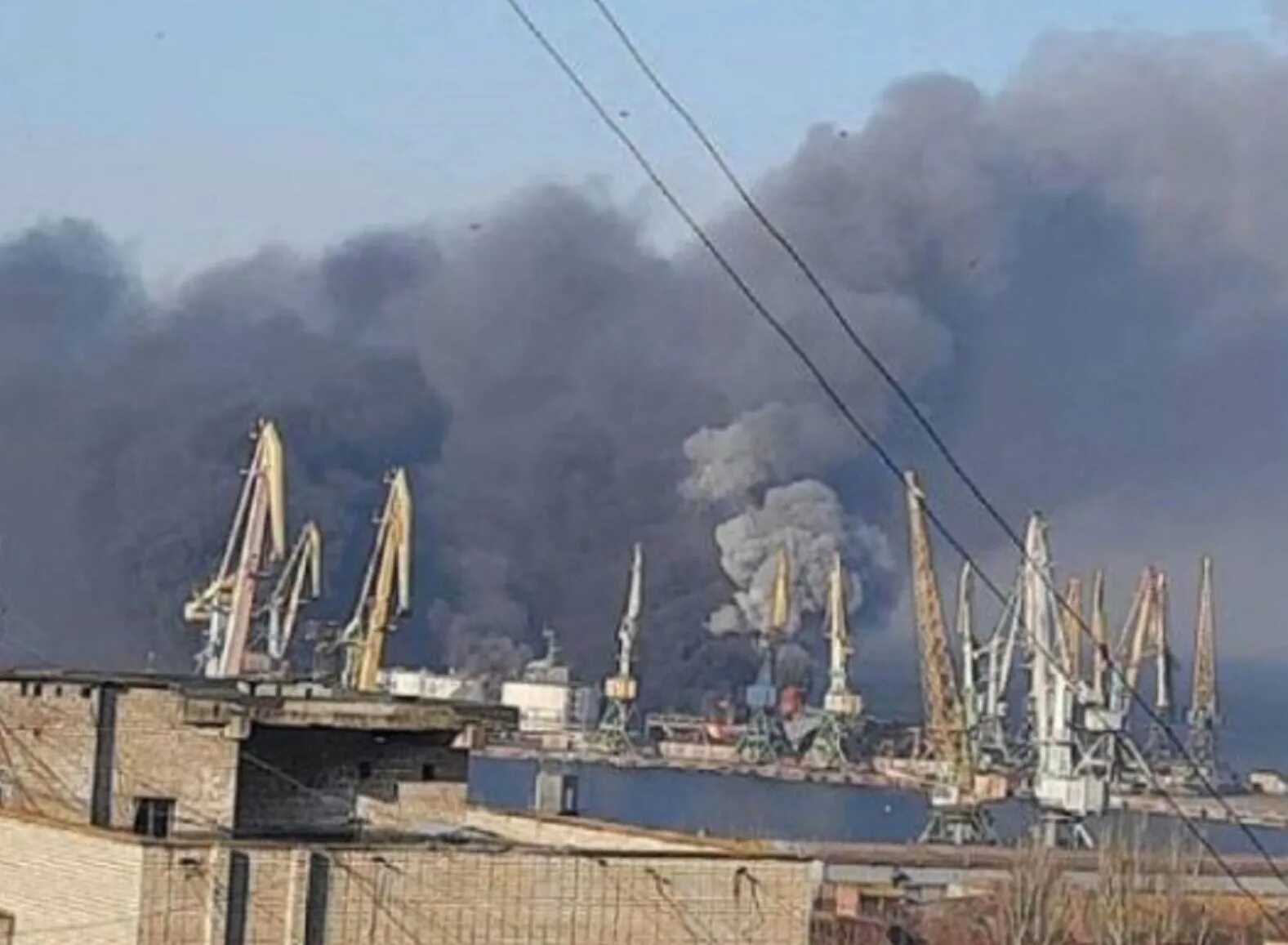 Подбит десантный корабль сегодня. Взрыв в порту бердянск 2025. бердянск большой десантный корабль орск. порт бердянск 2025. взрыв корабля в бердянске.