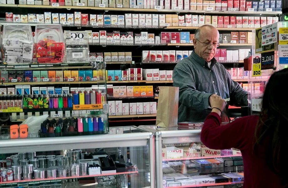 Где можно продавать сигареты. Сигареты в супермаркете. венгерские сигареты.