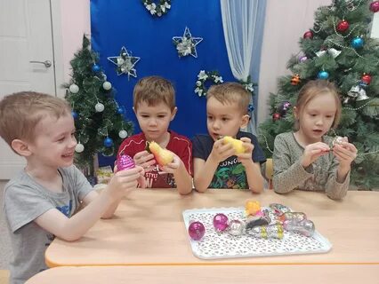 Дети делают игрушки