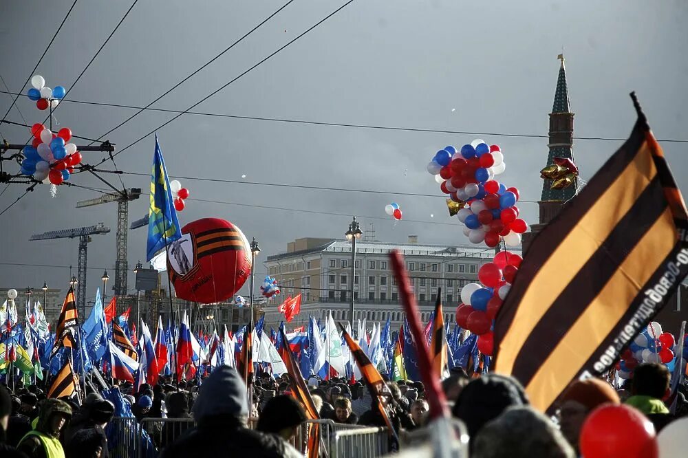 Концерт в честь присоединения Крыма к России 2014. Салют в честь присоединения Крыма к России. Митинг в Москве присоединение Крыма. Концерт в честь годовщины Крыма Москва. Митинг москва 18