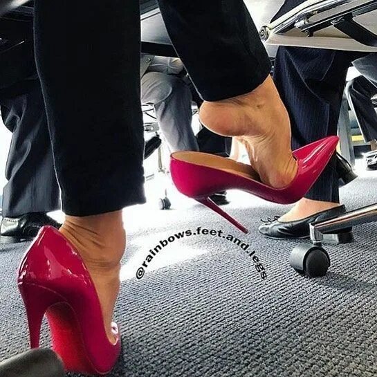 Под каблуком туфли. Туфли на каблуках shoeplay. туфли под столом. ножки на шпильках. каблуки педали.