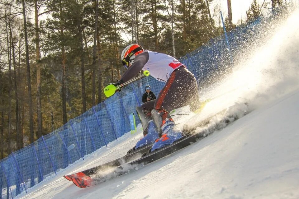 Бобровый лог сноуборд. Секция по сноуборду красноярск. Слалом сноуборд судья. Плаза холл красноярск бобровый лог. Дивногорск сноуборд.