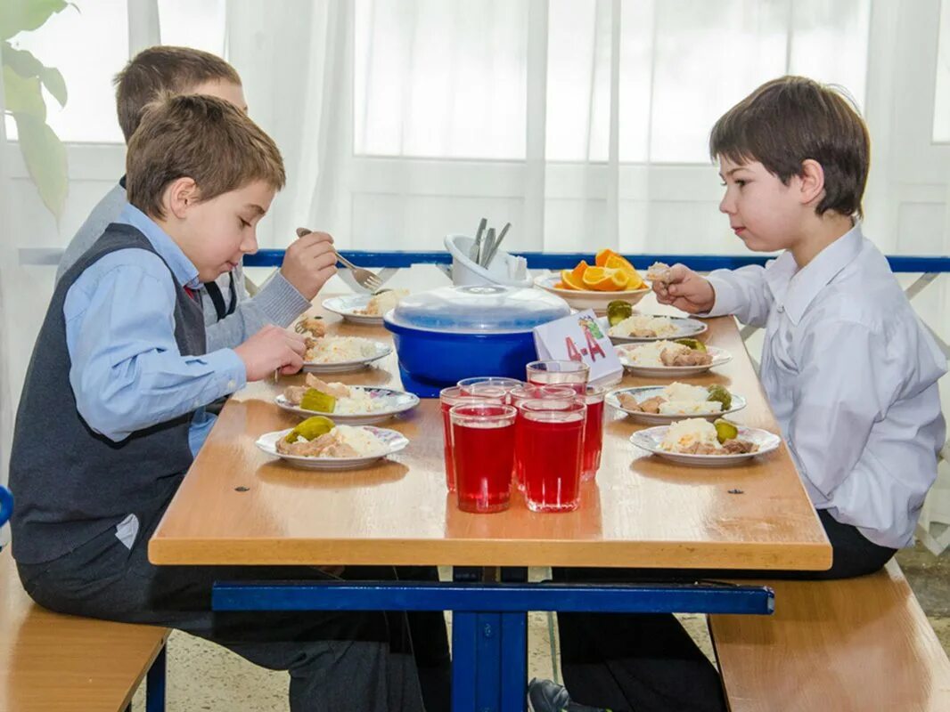 Дети в столовой. Питание в школе. Столовая в школе. Питание детей в школьной столовой.