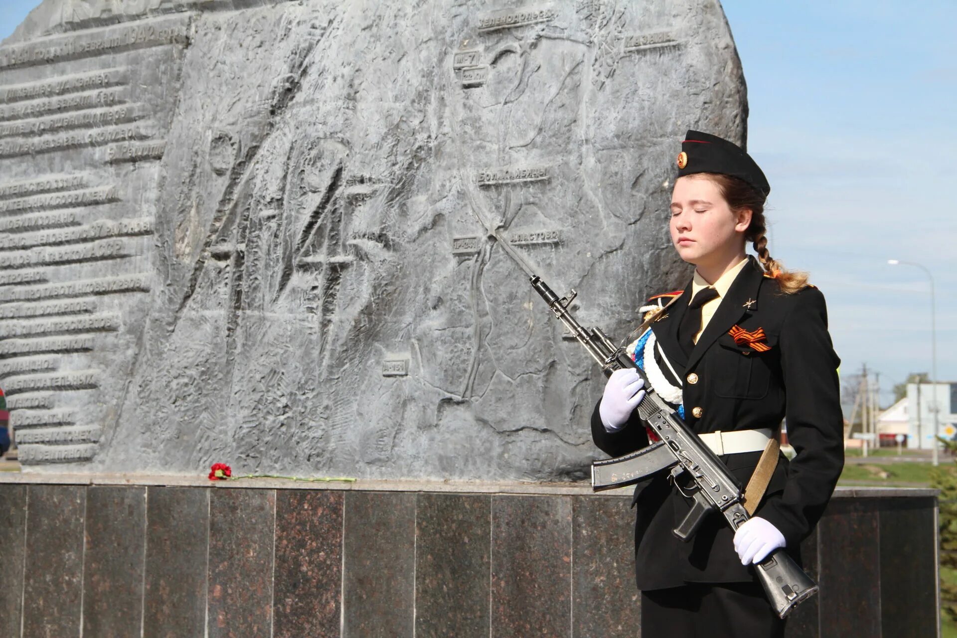 6 мая казань. Казанский обвод памятник. 9 мая возложение цветов к памятнику полтава. мемориальный памятник казанский обвод спасский район г.болгар. возложение цветов в 2019поисковиками к памятнику минина.