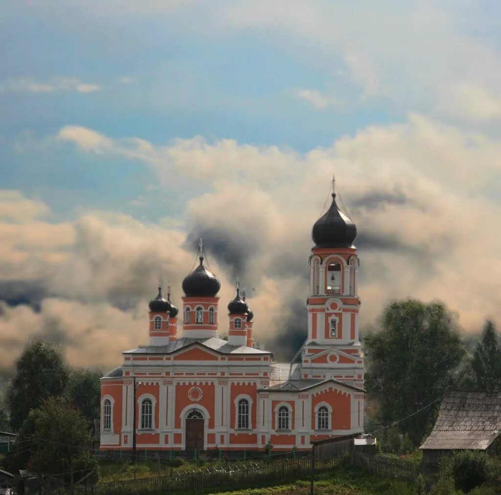 Горячего новгородская область. Храм Святой Троицы Крестцы. Посёлок Крестцы Новгородской. Храм Святой Троицы Крестцы Новгородской области. Церковь поселок Крестцы.