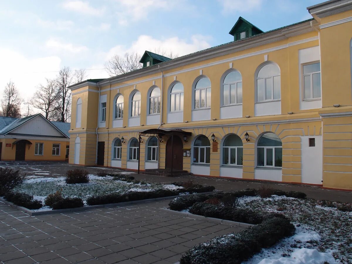Дворец в солнечногорске. Памятник татищеву в солнечногорске. Музейно выставочный центр путевой дворец солнечногорск. Путевой дворец солнечногорск. Музейно-выставочный центр «путевой дворец».