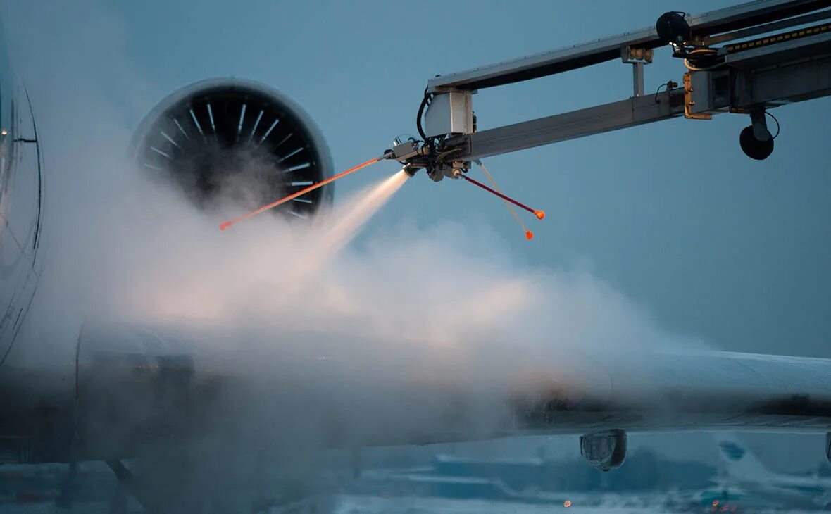 Защита самолета от обледенения. Обработка воздушных судов. Обработка воздушных судов. Машина для противообледенительной обработки воздушных судов. Аэродромный тягач schopf f300.