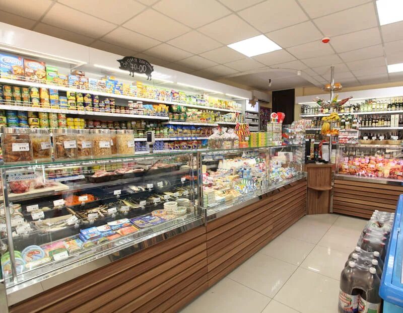 Небольшой магазин продуктов. Небольшой продуктовый магазин. Маленький продуктовый магазин. Продуктовый магазин у дома