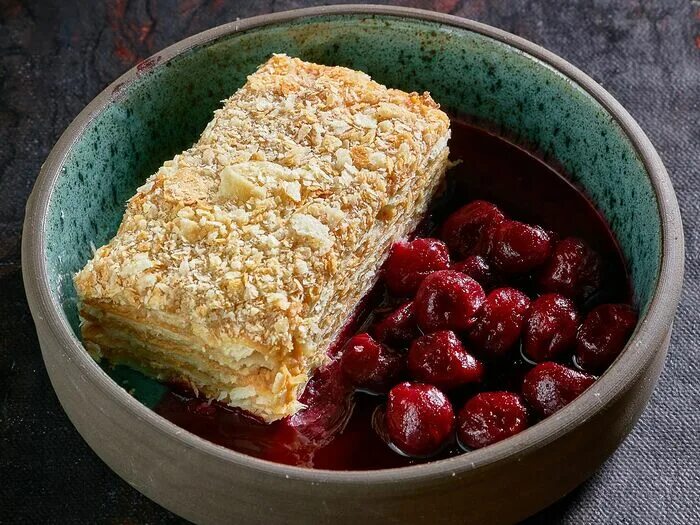 пляцок наполеон с вишней. пирожное стефанишен наполеон.