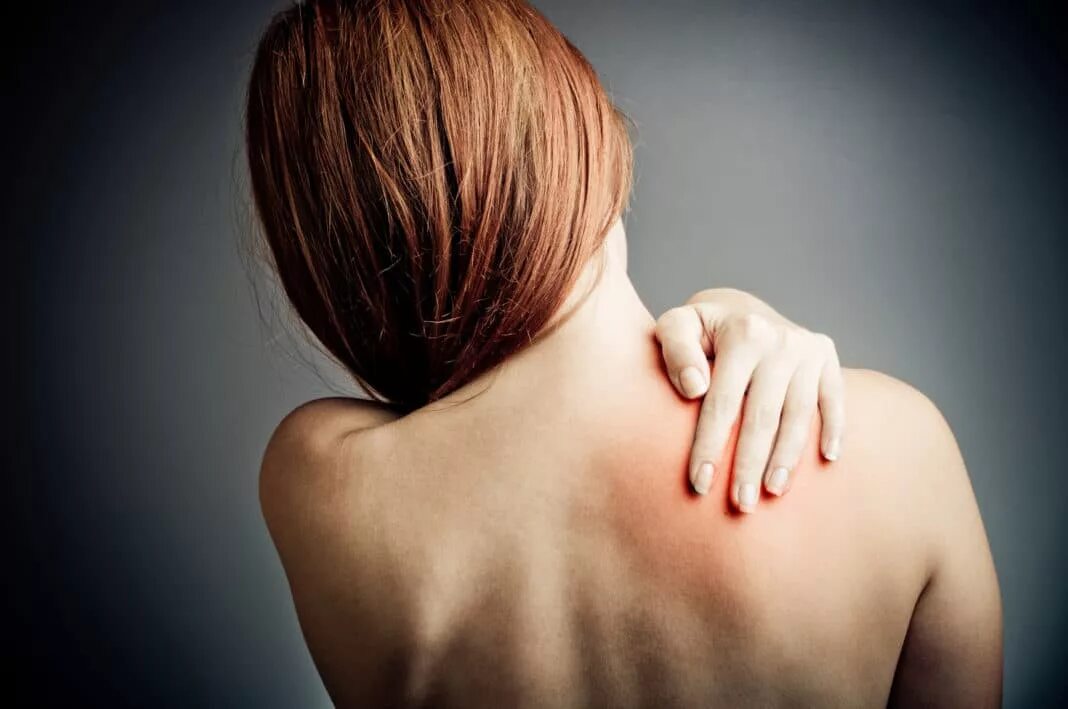 Боль в спине. Женская спина. Фото со спины. Лечение невралгии спины