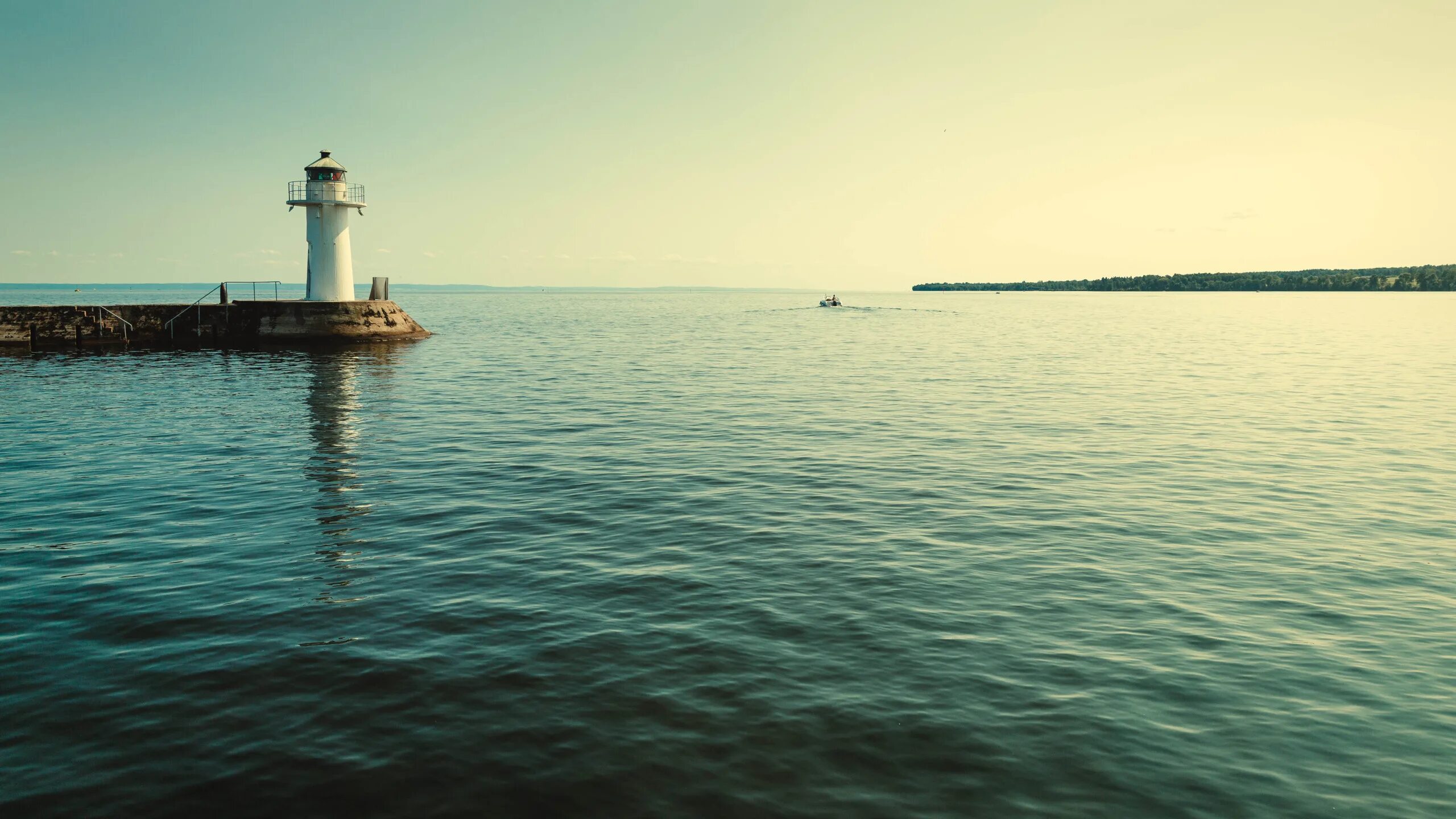 Фуджи море маяк. Каспийское море фото. Маяк порер хорватия. Лодочная маяк. Маяк на острове.