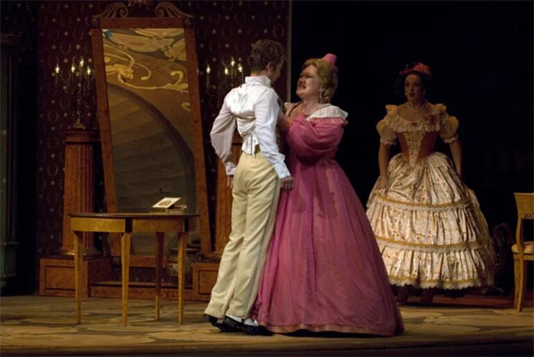 Ревизор фильм 1952 кадры. Марья антоновна ревизор. Хлестаков с марьей. Хлестаков анна андреевна и марья антоновна. Марья и хлестаков.