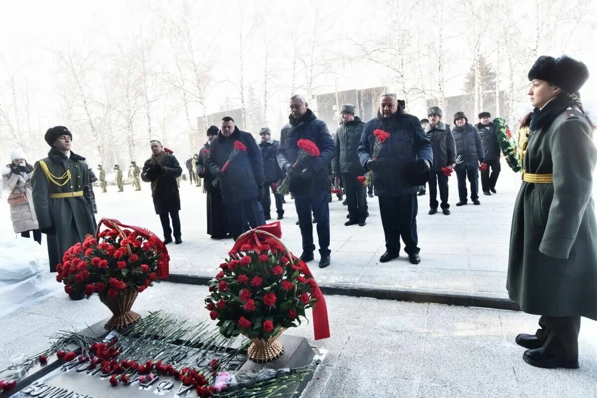 Памяти новосибирской области. Губернатор НСО возложение 2023. Церемония возложения цветов. Памятник солдату. Память солдатам.