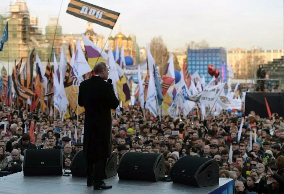 Оратор и толпа. Оратор на митинге. выступление на митинге. перед народом.