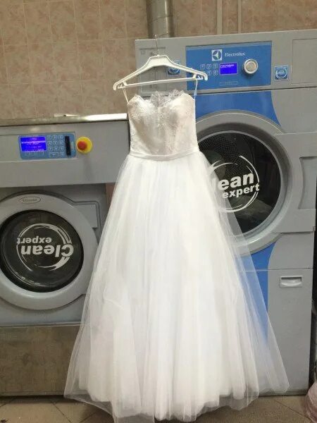 Химчистка свадебного платья. Вещи на вешалке. Вещи в прачечной. Чистая одежда. Химчистка одежды.