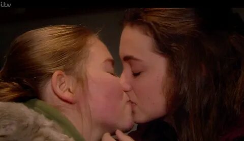 famous lesbian kisses on emmerdale.