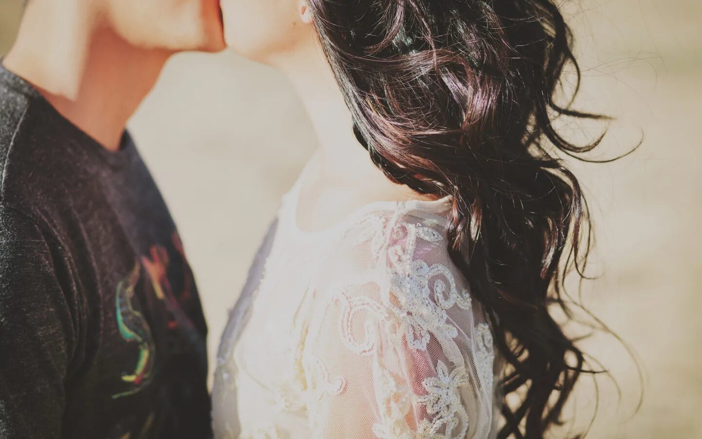 Парень и девушка брюнеты. Парень брюнет и девушка брюнетка. Парень и девушка любовь. Парень и девушка. Темноволосая девушка с парнем.