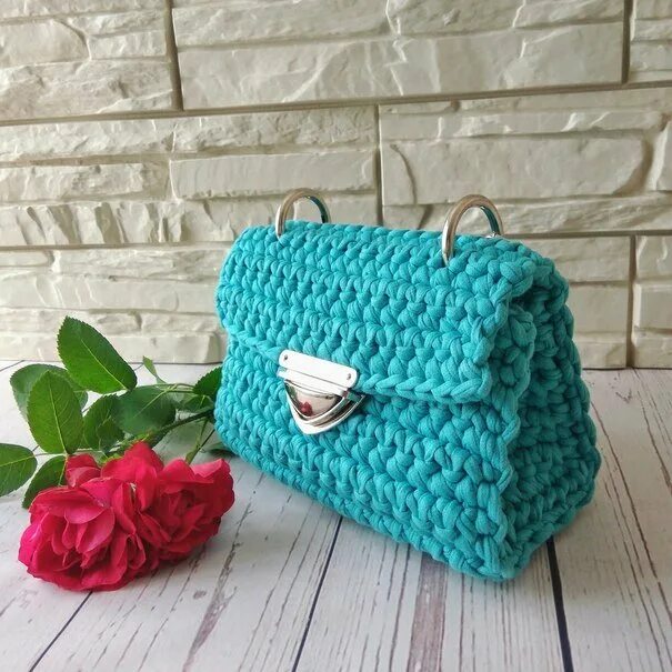 Сумка клатч из трикотажной пряжи крючком. Клатч крючком из пряжи. Клатч крючком из пряжи. Вязаные клатчи крючком. Сумка клатч из трикотажной пряжи.