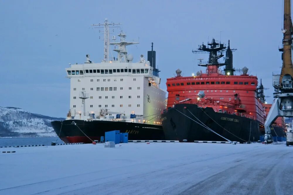 Действующие российские ледоколы окружающий мир 1 класс. Атомный ледокольный флот Мурманск. Атомный ледокол Ленин Мурманск. Атомный ледокол Ленин. Атомоход Ленин Мурманск.