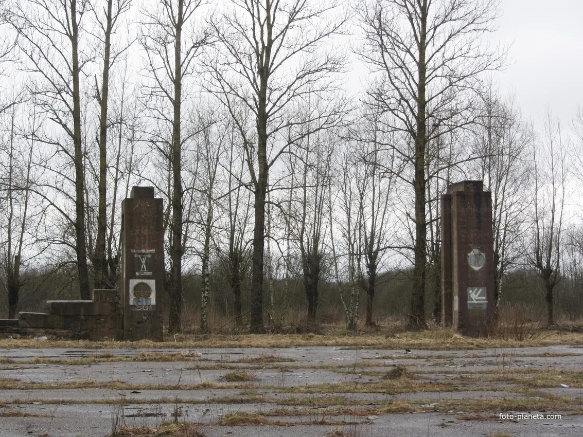 Аракчеевские казармы в Новгородской области медведь. Кречевицы Аракчеевские казармы. Военное поселение Кречевицы. Военный аэродром Кречевицы. Кречевицы небесные врата