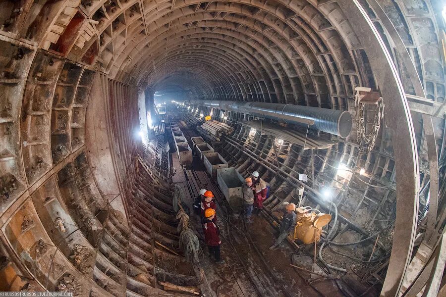 Диаметр тоннеля метро. Крепь тоннеля. Рабочие в тоннеле. Демонтаж распорно-распределительной системы. Туннель московского метрополитена на поверхности.