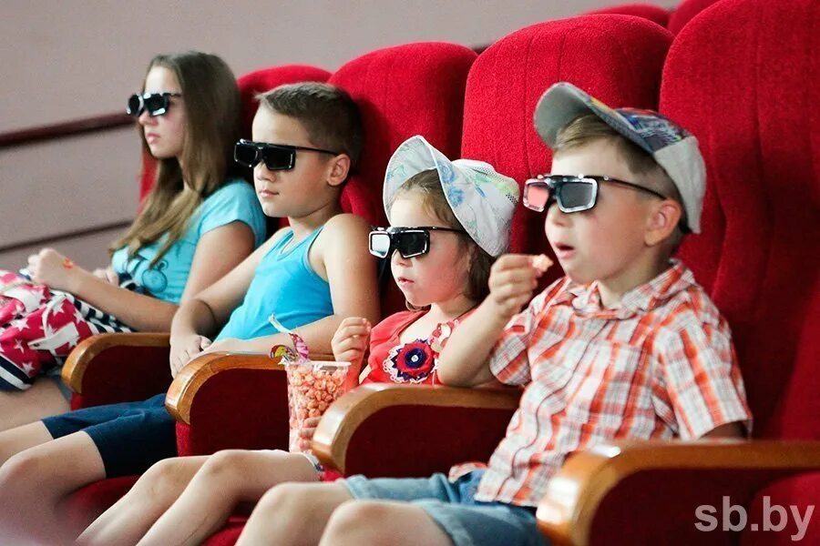 Кинотеатр узда октябрь. Кинотеатр октябрь фото. Красный зал кинотеатр новозыбков. Кинотеатр октябрь шадринск. Кинотеатр октябрь в челябинске на кирова.