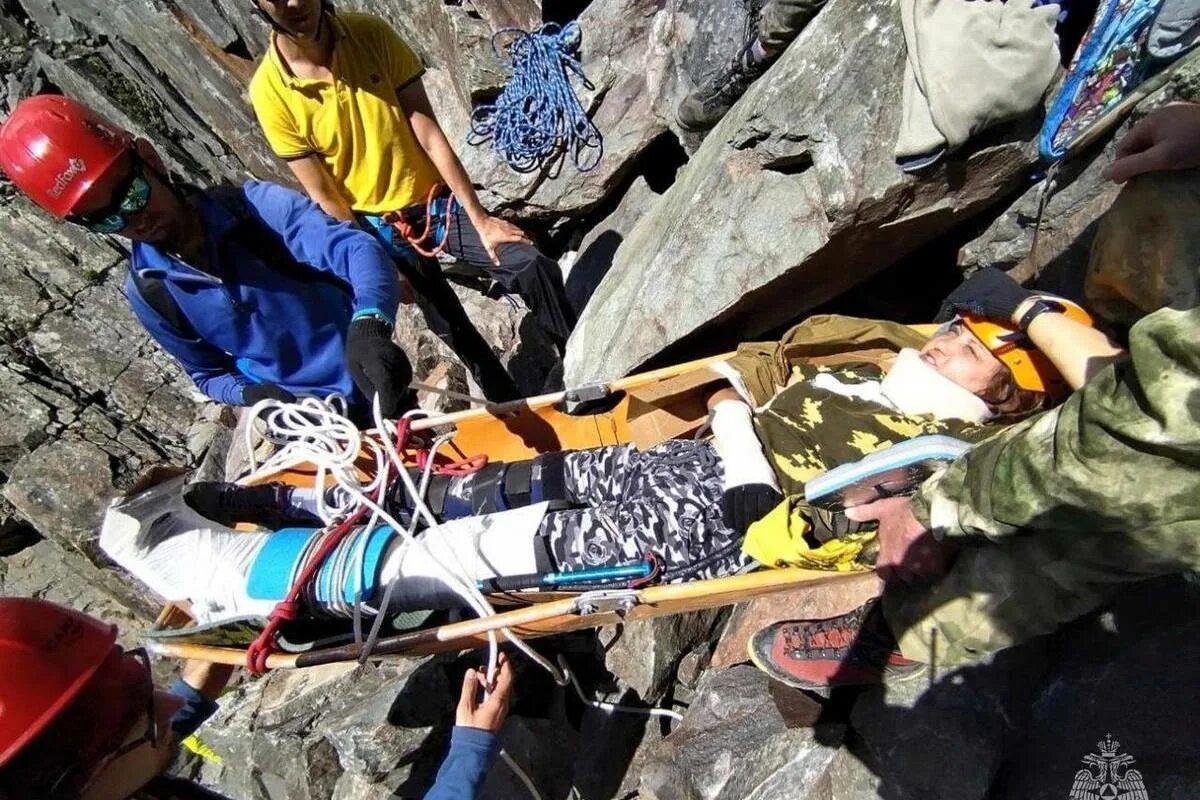 Камнепад в горах алтая. Пик шота руставели. Старые горы. Камнепад в горах туристы. Озеро эхой мунку сардык.