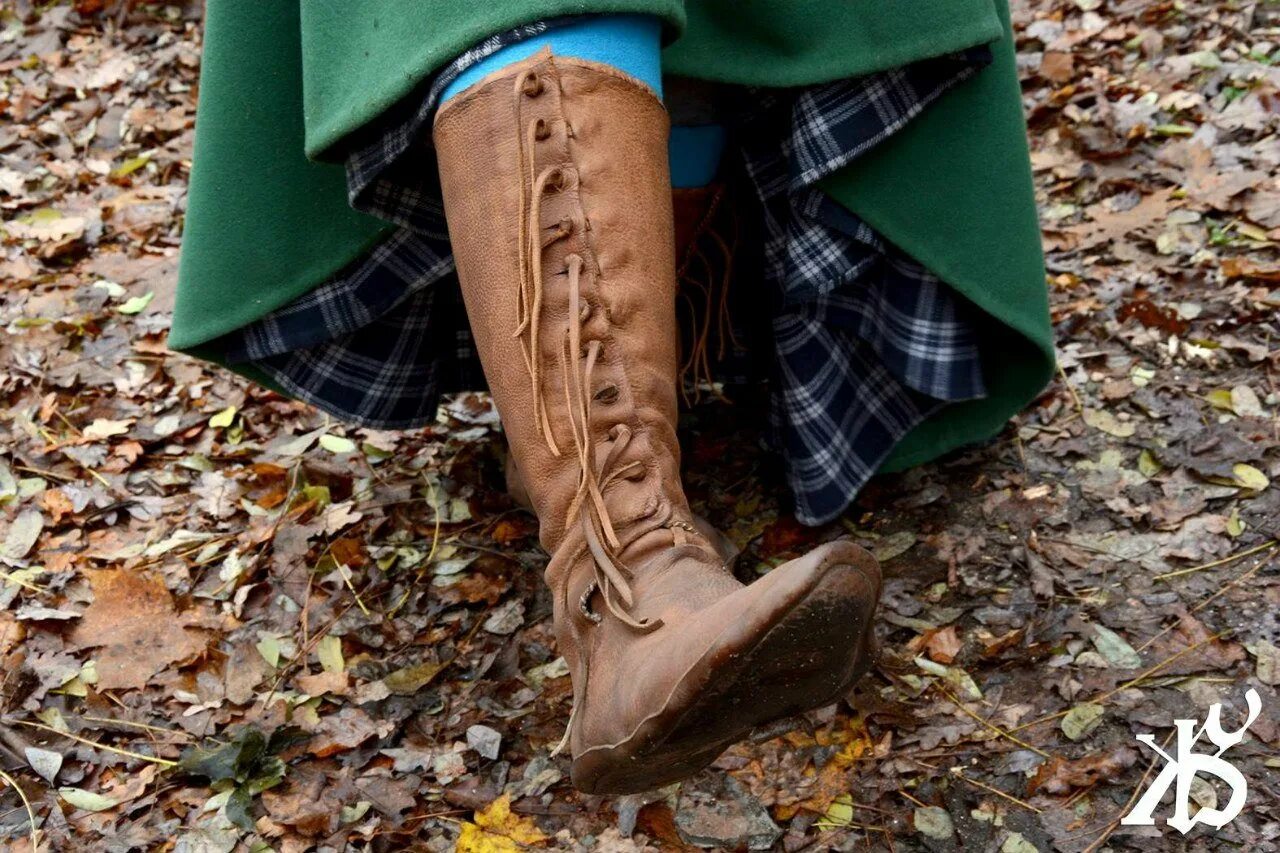 Пигаш обувь средневековья. Сафьяновые сапожки древней руси. Мюли 18 век. Сапоги 13 век русь. Древние ботинки.