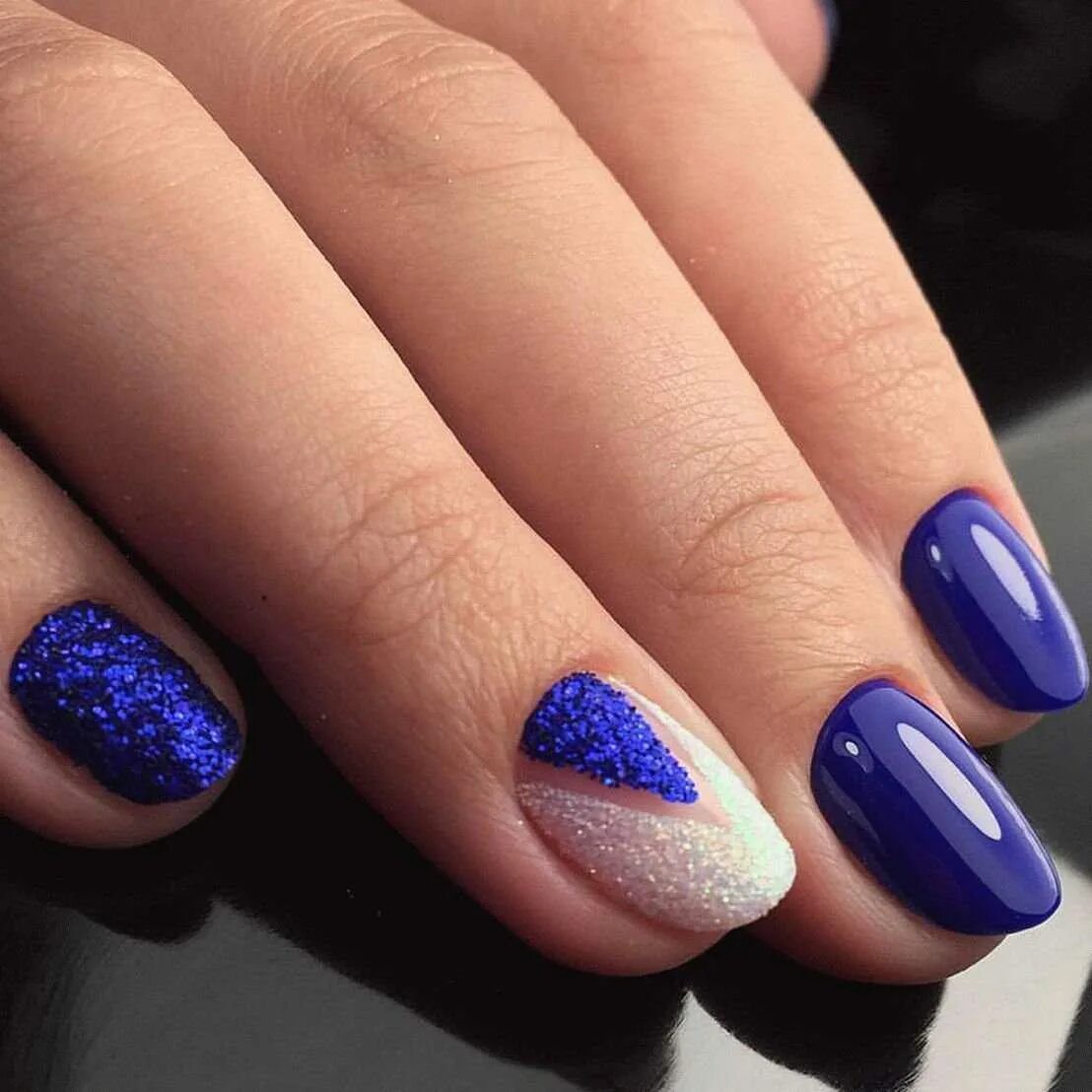 Синий маникюр. Синий маникюр на овальные ногти. Модные ногти. Маникюр с синим лаком новогодний. Дизайнерские ногти.