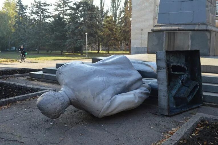Разрушения памятников советским воинам в польше. Разрушает памятники. Разрушенный памятник ленину. Скульптуру советского солдата на саур-могиле. Разрушает памятники.