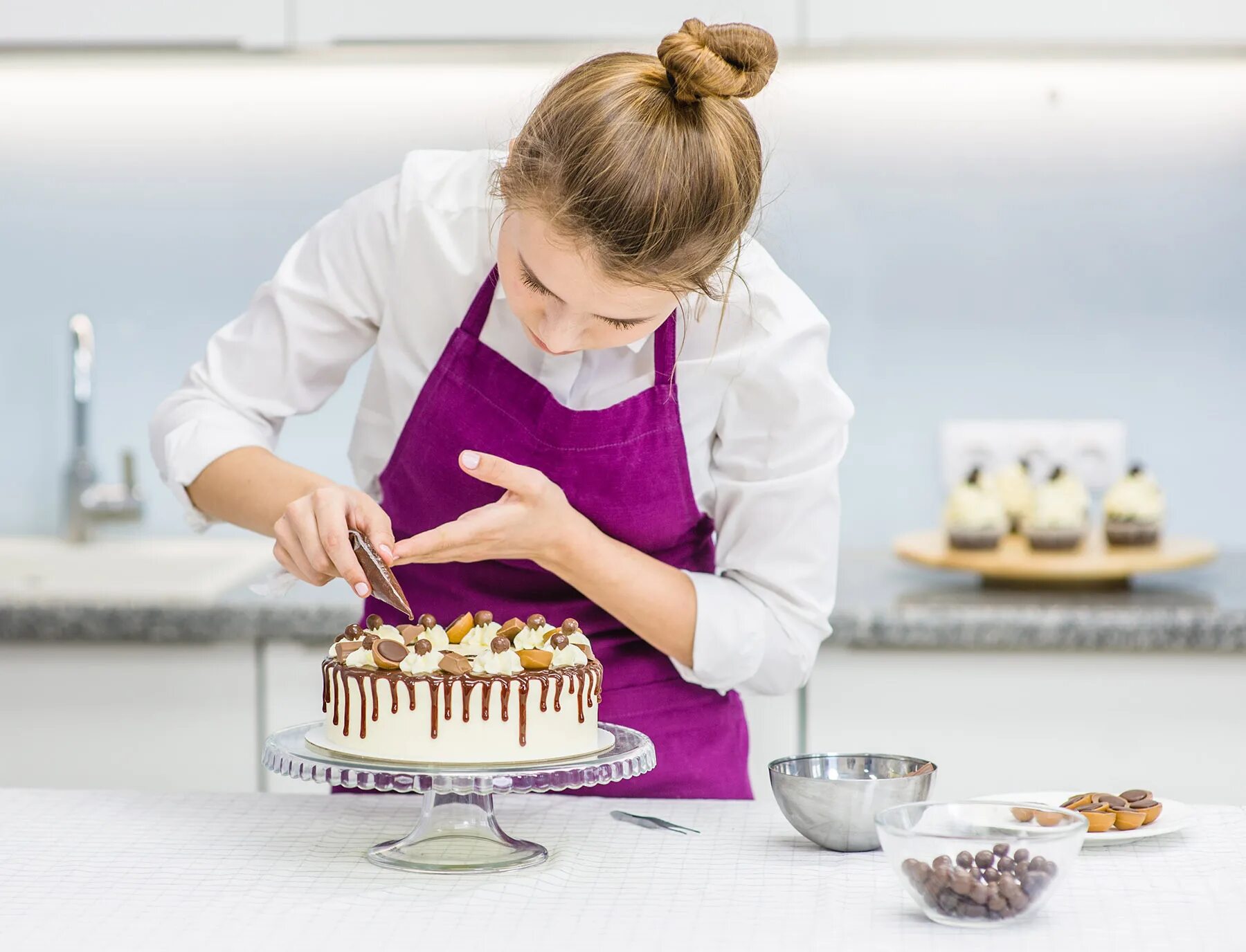 Cook bake. Торт «кондитеру». Женщина кондитер. Кондитер дети. Кондитер с тортом в руках.