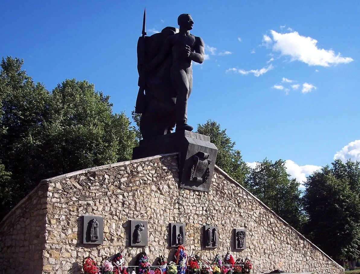 юхнов мемориальный комплекс. воинские мемориалы калуга. зайцева гора калужская область музей. памятник вов. мемориал в калужской области области.