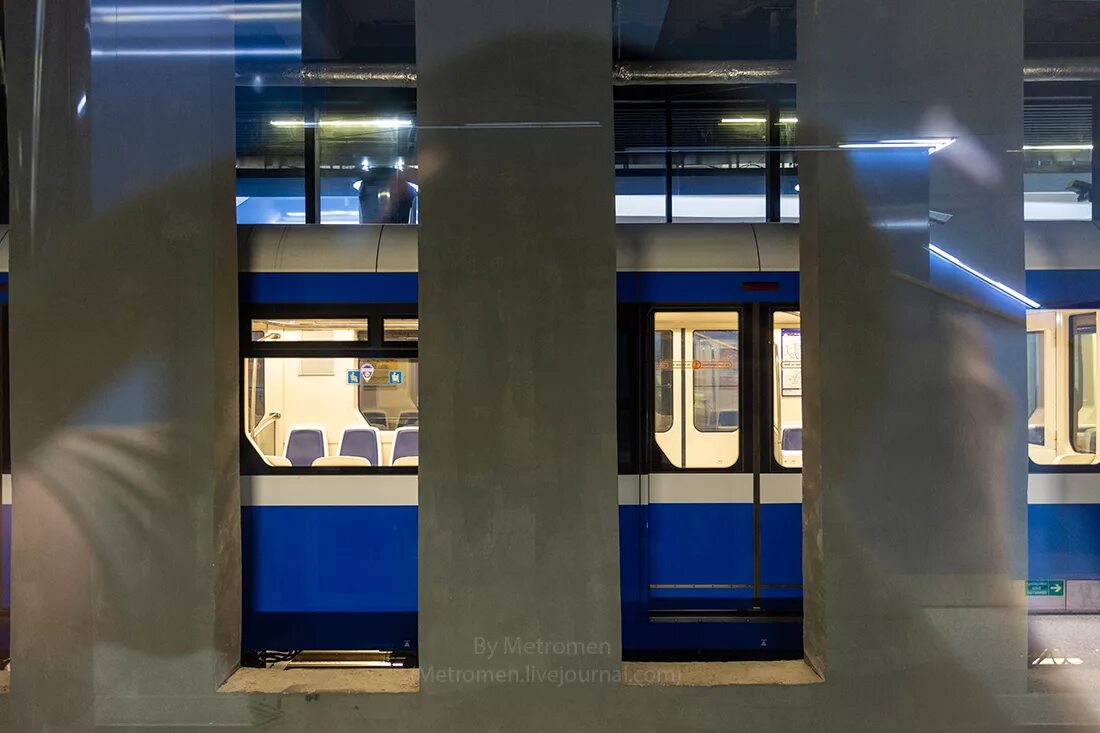 Лифт в метрополитене. Петербургский метрополитен горизонтальный лифт. Горизонтальный лифт метро СПБ. Станция метро Зенит. Горизонтальный лифт в метро.