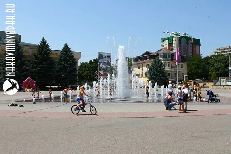 театральная площадь ессентуков ессентуки. фонтан в ессентуках в курортном парке. ессентуки фонтан на театральной площади. ессентуки фонтан на театральной площади. ессентуки курортный театральная площадь.